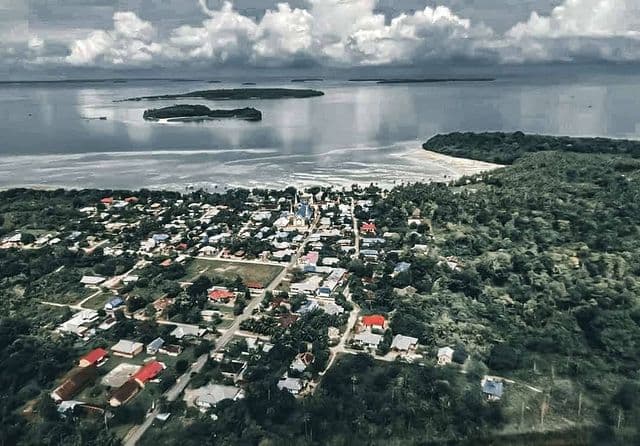 Kampung adat Ngilngof di Kepulauan Kei dengan rumah kayu tradisional